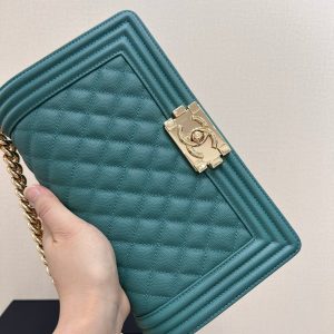 Image_20231111112046 BOY BAG MEDIUM 25 EVERGREEN CAVIAR GOLD HARDWARE