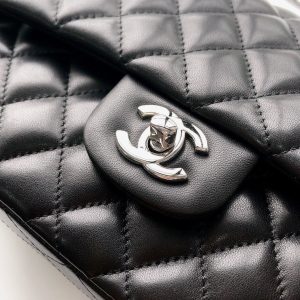 CLASSIC FLAP 25 BLACK LAMBSKIN SILVER HARDWARE