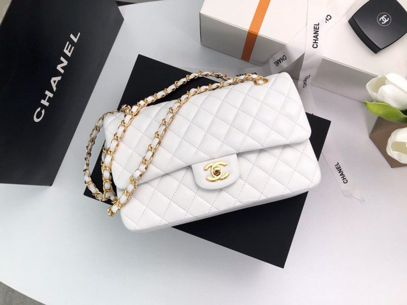 CLASSIC FLAP 25 WHITE LAMBSKIN LIGHT GOLD HARDWARE