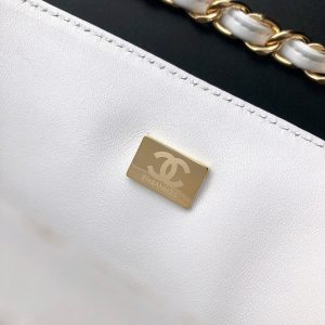 CLASSIC FLAP 30 WHITE LAMBSKIN LIGHT GOLD HARDWARE