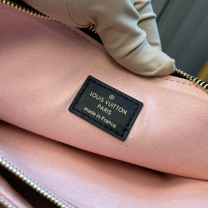 Image_20251114001831_1062_18 coussin pm 26cm black monogram empreinte calfskin