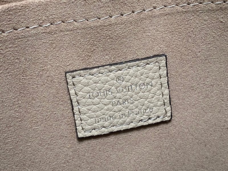 hand it all pm 29cm dark beige mahina calfskin