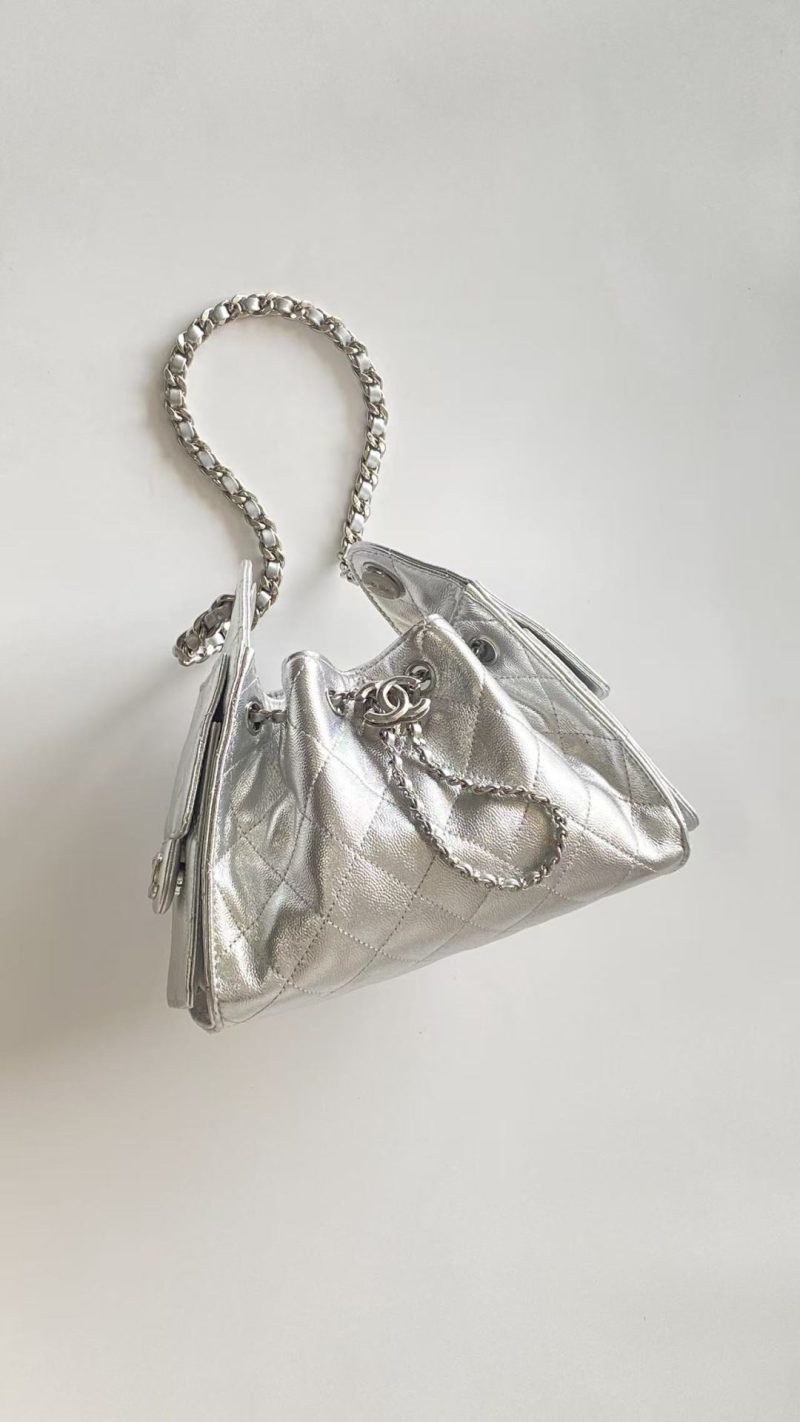 imgHD_b1ac09d1_20251107_cmp_o_1j9ep2uhn10911s6c1tsf1jh71f2j2_jpeg CC 2025 Hobo Bag Silver 22cm Metallic Grained Calfskin