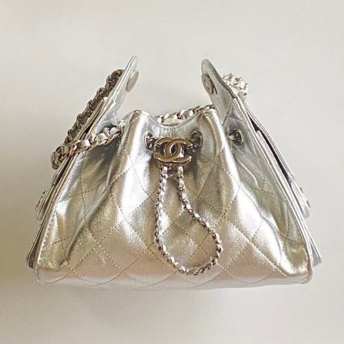 imgHD_b1ac09d1_20251107_cmp_o_1j9ep2uho6hhc571hlebqt1p1p7_jpeg CC 2025 Hobo Bag Silver 22cm Metallic Grained Calfskin