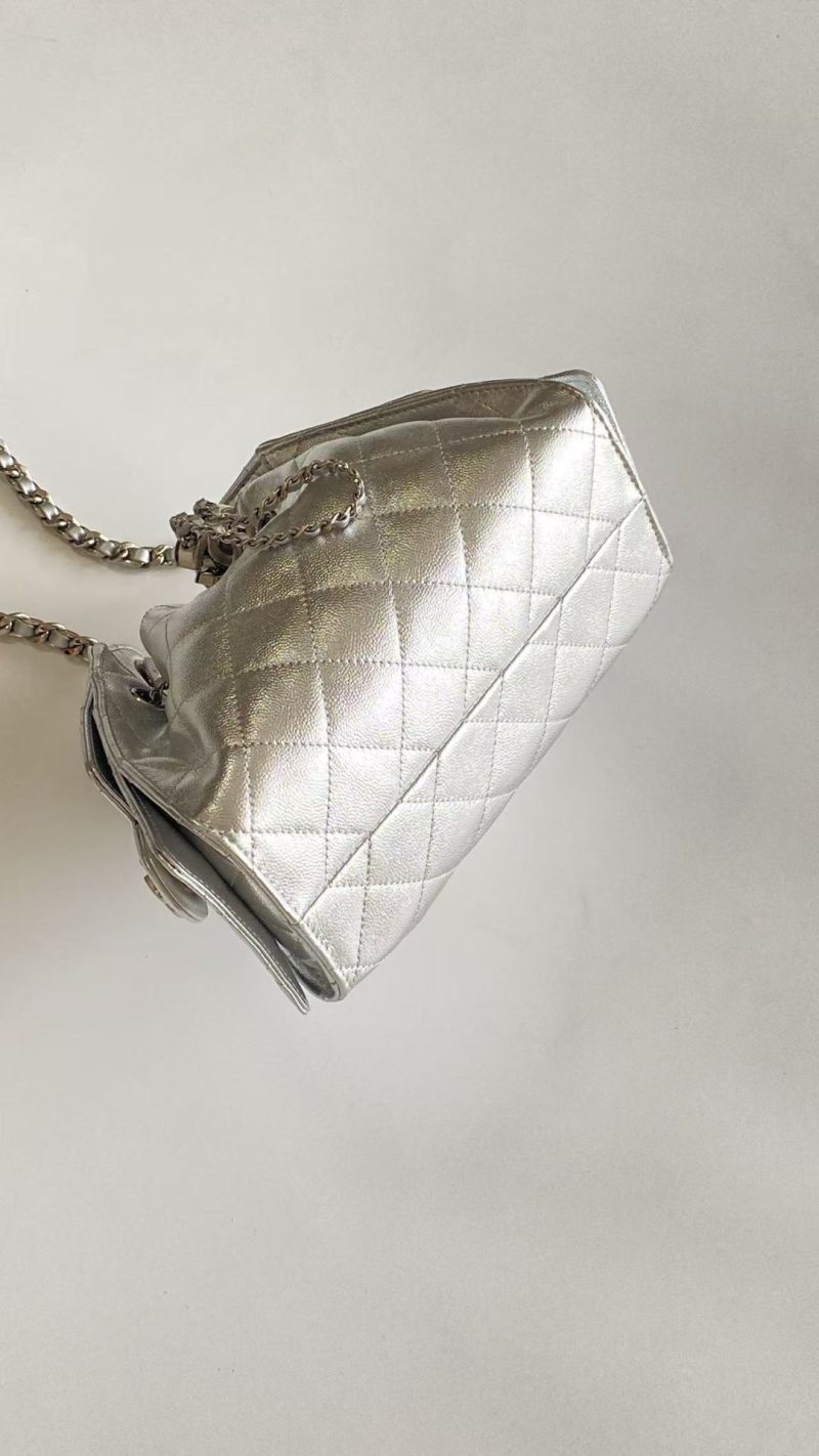 imgHD_b1ac09d1_20251107_cmp_o_1j9ep2uhocel1jerok96uq75ta_jpeg CC 2025 Hobo Bag Silver 22cm Metallic Grained Calfskin