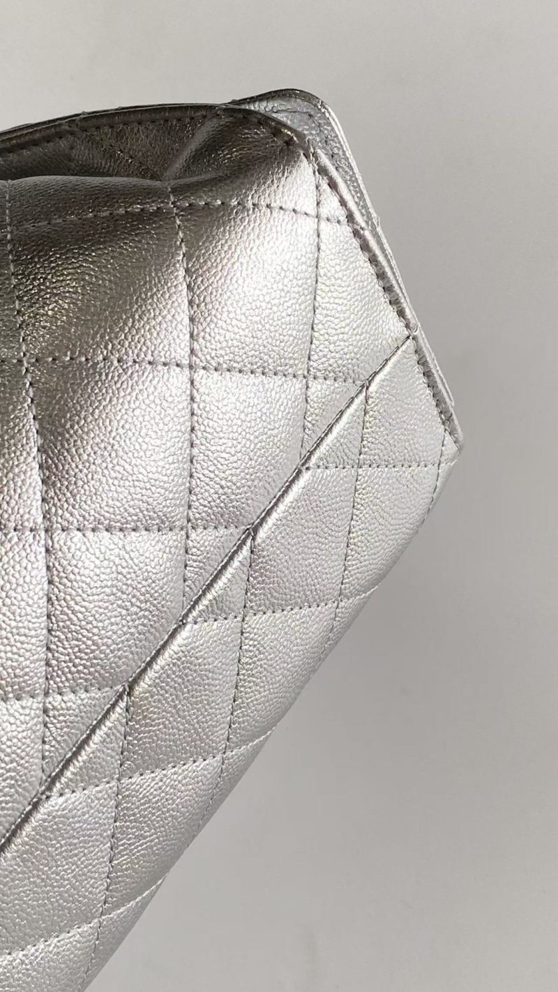 imgHD_b1ac09d1_20251107_cmp_o_1j9ep46ge1d46n1rh5t1leobrfb_jpeg CC 2025 Hobo Bag Silver 22cm Metallic Grained Calfskin