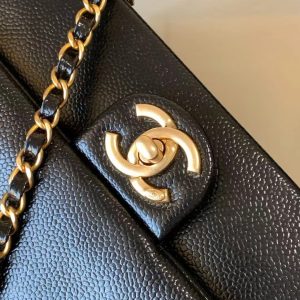 CLASSIC FLAP BAG 22 IN BLACK CALFSKIN GOLD HARDWARE