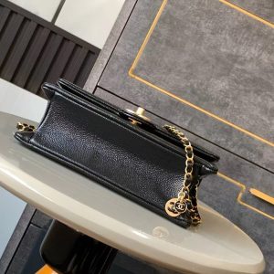 CLASSIC FLAP BAG 22 IN BLACK CALFSKIN GOLD HARDWARE