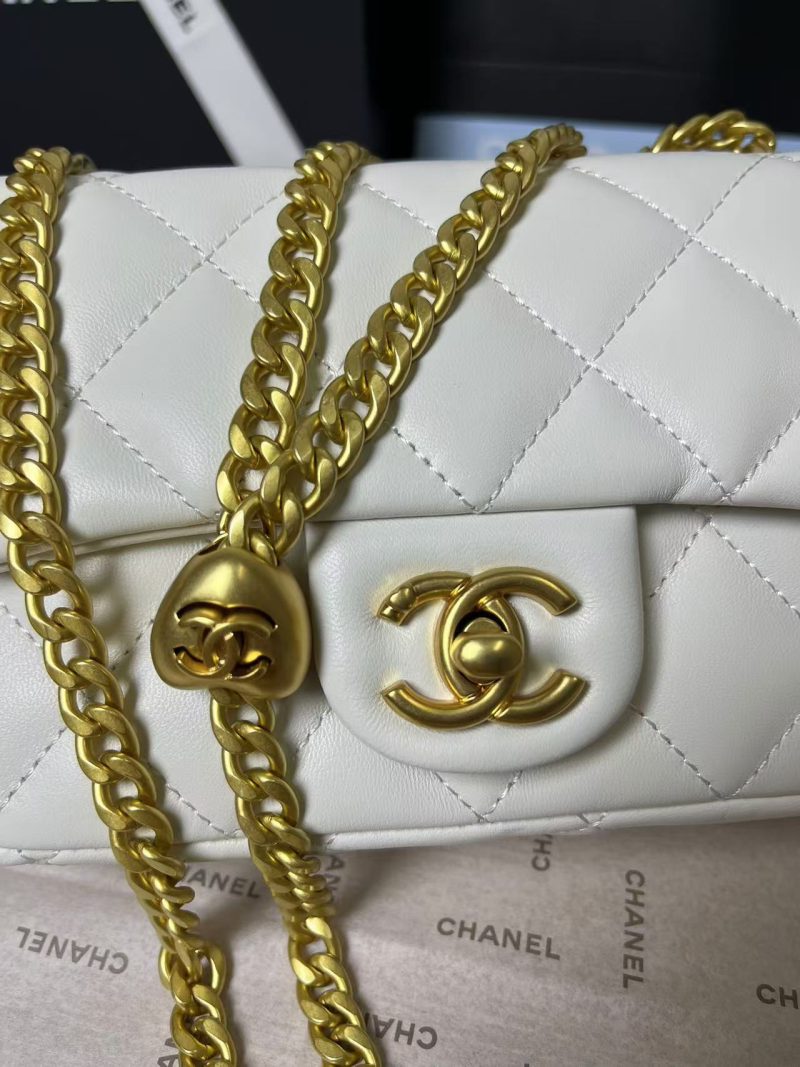 25C Mini Flap 19cm White Lambskin Gold Heart Hardware