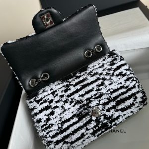 FLAP BAG 20 IN BLACK AND WHITE SAQUINS SILVER HARDWARE