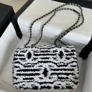 FLAP BAG 20 IN BLACK AND WHITE SAQUINS SILVER HARDWARE