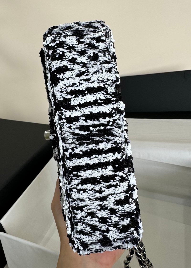 FLAP BAG 20 IN BLACK AND WHITE SAQUINS SILVER HARDWARE