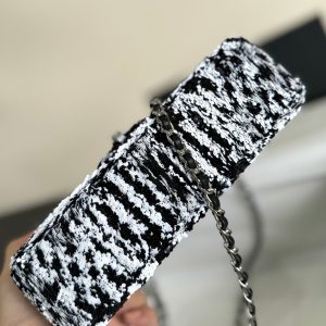 FLAP BAG 20 IN BLACK AND WHITE SAQUINS SILVER HARDWARE