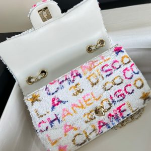 FLAP BAG 20 COLORFUL SAQUINS IN WHITE CALFSKIN GOLD HARDWARE