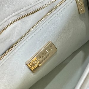 FLAP BAG 20 COLORFUL SAQUINS IN WHITE CALFSKIN GOLD HARDWARE