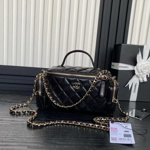 img_38d76818_20241015_a1728952303633_1800_jpg MEDIUM CAMERA BAG 23 IN BLACK LAMBSKIN GOLD HARDWARE