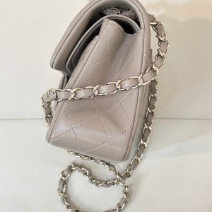 CLASSIC FLAP 23CM BEIGE LAMBSKIN LIGHT GOLD HARDWARE