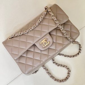CLASSIC FLAP 23CM BEIGE LAMBSKIN LIGHT GOLD HARDWARE