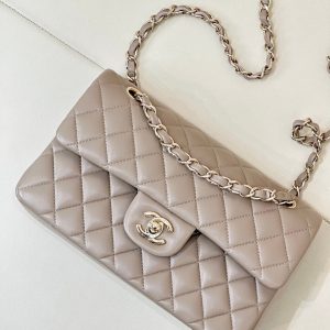 CLASSIC FLAP 23CM BEIGE LAMBSKIN LIGHT GOLD HARDWARE