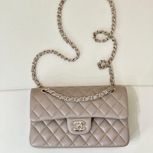 CLASSIC FLAP 23CM BEIGE LAMBSKIN LIGHT GOLD HARDWARE