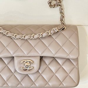 CLASSIC FLAP 23CM BEIGE LAMBSKIN LIGHT GOLD HARDWARE