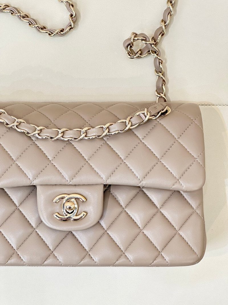 CLASSIC FLAP 23CM BEIGE LAMBSKIN LIGHT GOLD HARDWARE