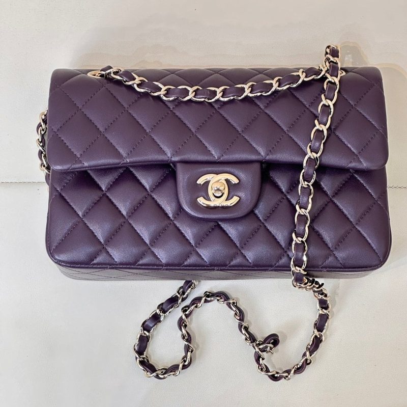 CLASSIC FLAP 23CM VIOLET LAMBSKIN LIGHT GOLD HARDWARE
