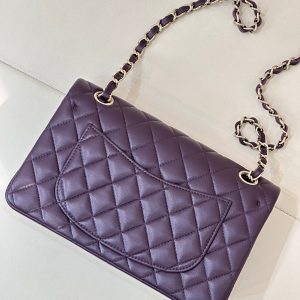 CLASSIC FLAP 23CM VIOLET LAMBSKIN LIGHT GOLD HARDWARE