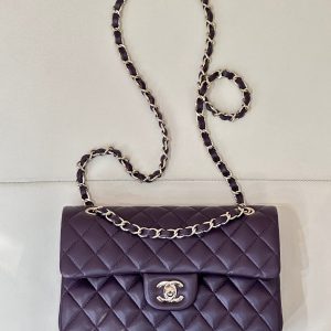 CLASSIC FLAP 23CM VIOLET LAMBSKIN LIGHT GOLD HARDWARE