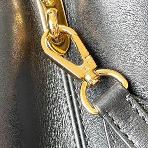 CAPUCINES GM 38CM BLACK TAURILLON LEATHER