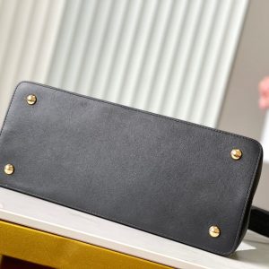 CAPUCINES GM 38CM BLACK TAURILLON LEATHER