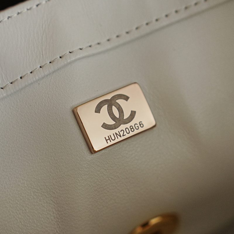 img_8e603200_20251107_i1762507245687_844_0_8_jpg CC 2025 Flap Bag White Black Sequin 308601