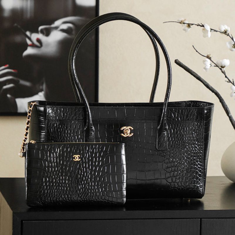 Chanel 25 Crocodile-embossed 40cm Bag Black Cowhide 322959