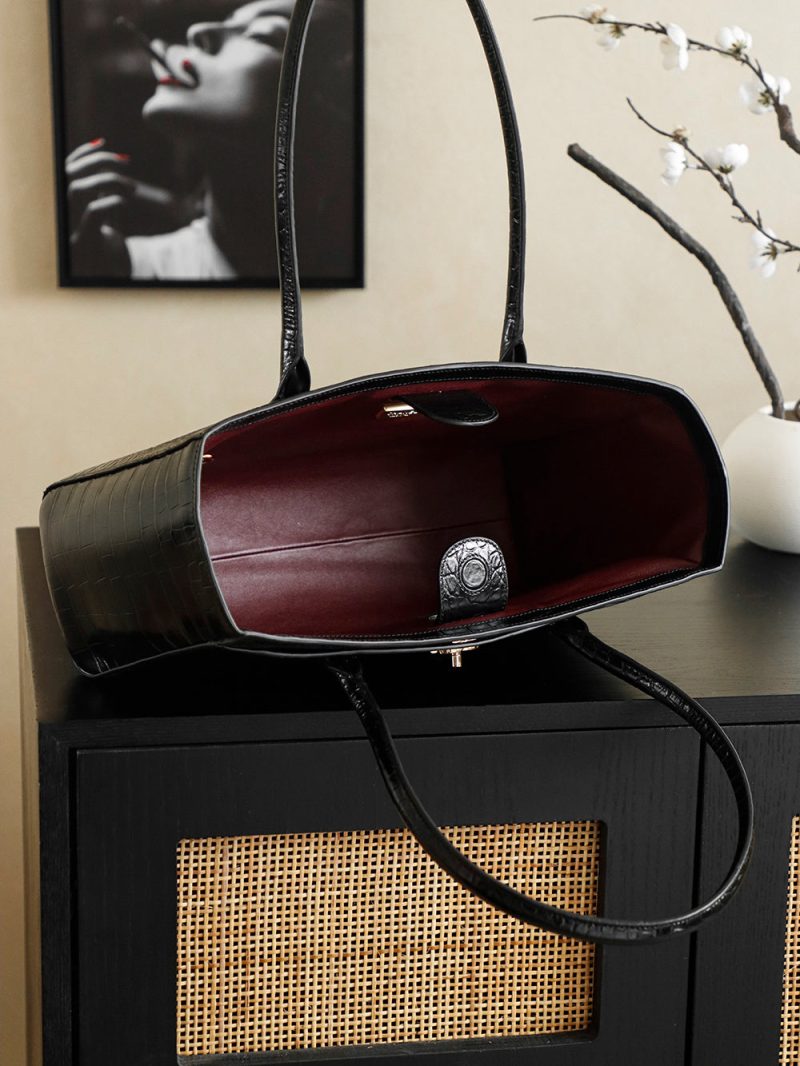 Chanel 25 Crocodile-embossed 40cm Bag Black Cowhide 322959