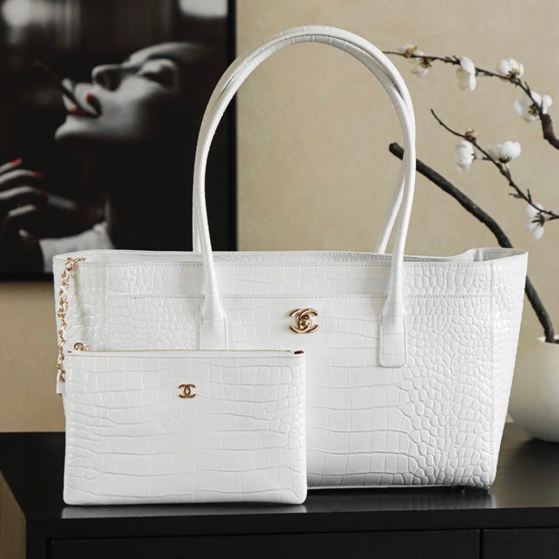 img_8e603200_20251114_i1763131467772_3977_0_0_jpg Chanel 25 Crocodile-embossed 40cm Bag White Cowhide 322960