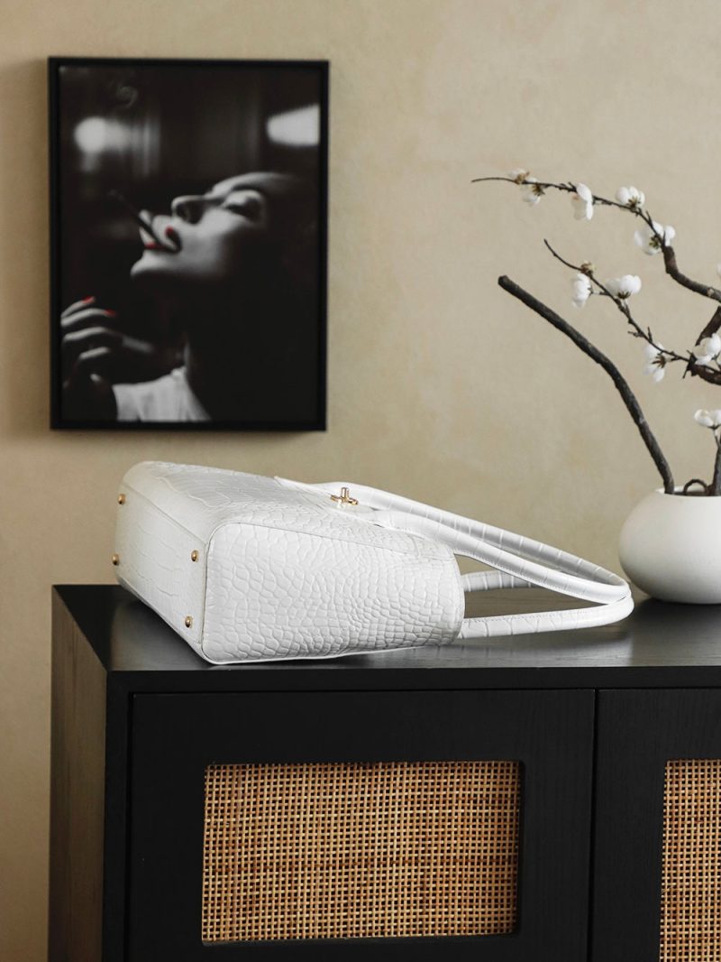 img_8e603200_20251114_i1763131467772_7055_0_3_jpg_091cc330-88be-4615-b5d2-7d6af7473ead Chanel 25 Crocodile-embossed 40cm Bag White Cowhide 322960