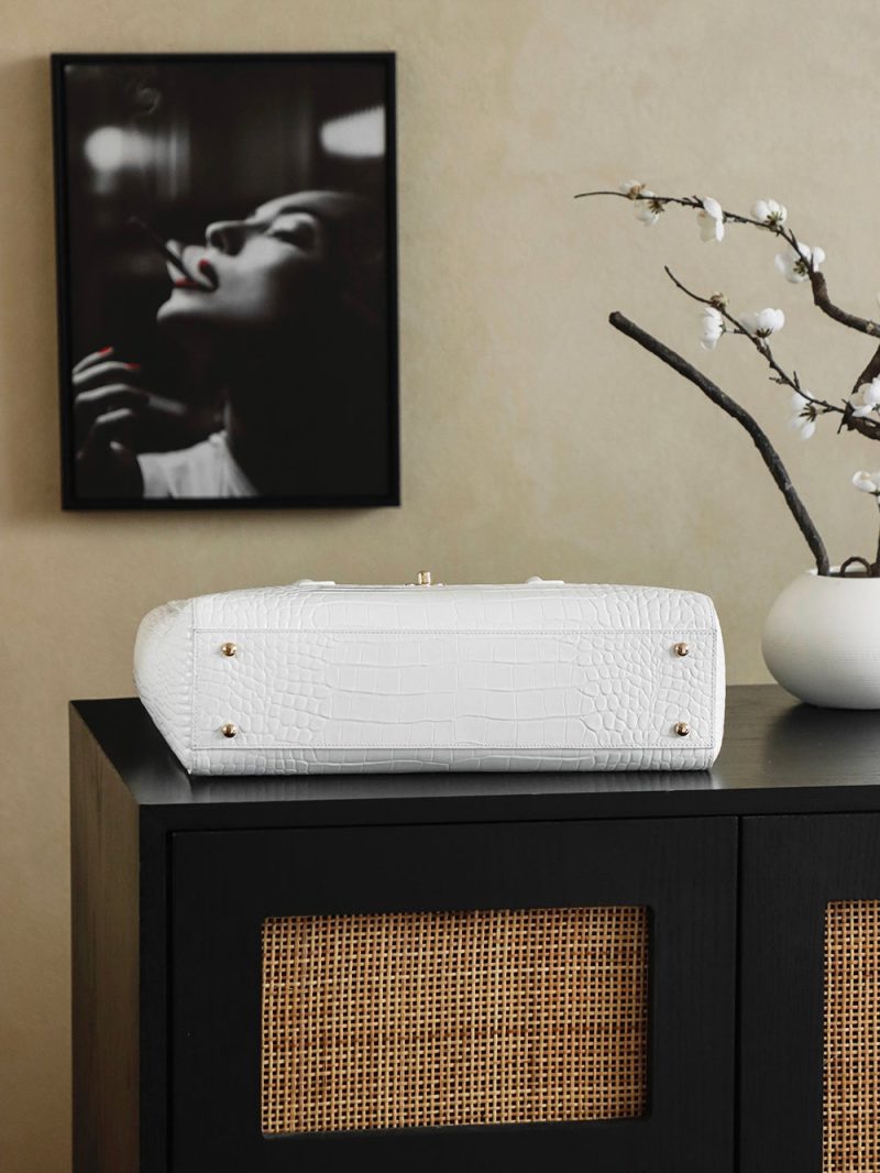 img_8e603200_20251114_i1763131467772_7870_0_5_jpg_5e05b65d-907c-4549-addd-402a3cfc5fa1 Chanel 25 Crocodile-embossed 40cm Bag White Cowhide 322960