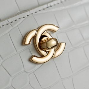 img_8e603200_20251114_i1763131470238_7577_0_6_jpg_9ac62bae-923f-4c4b-8e8b-e08fa6f4e61c Chanel 25 Crocodile-embossed 40cm Bag White Cowhide 322960