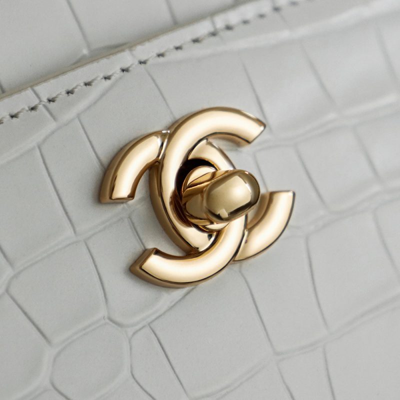 img_8e603200_20251114_i1763131470238_7577_0_6_jpg_9ac62bae-923f-4c4b-8e8b-e08fa6f4e61c Chanel 25 Crocodile-embossed 40cm Bag White Cowhide 322960