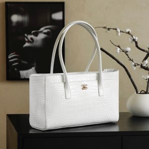 img_8e603200_20251114_i1763131470239_7684_0_1_jpg_0bebfab3-f9ab-4eba-800d-3fce036ad32f Chanel 25 Crocodile-embossed 40cm Bag White Cowhide 322960