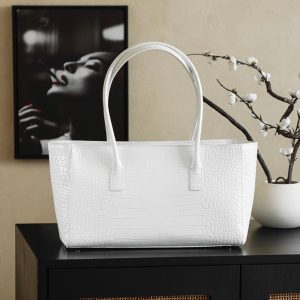 img_8e603200_20251114_i1763131470243_5661_0_2_jpg_f7ae8a54-c31d-4e1a-baed-7304fa940463 Chanel 25 Crocodile-embossed 40cm Bag White Cowhide 322960