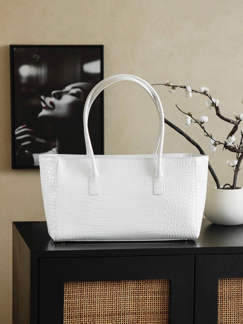 img_8e603200_20251114_i1763131470243_5661_0_2_jpg_f7ae8a54-c31d-4e1a-baed-7304fa940463 Chanel 25 Crocodile-embossed 40cm Bag White Cowhide 322960