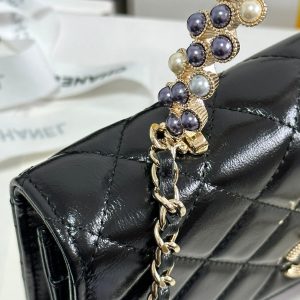 PEARL HANDLE FLAP BAG 18 IN BLACK SHINY LAMBSKIN