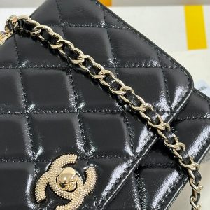 PEARL HANDLE FLAP BAG 18 IN BLACK SHINY LAMBSKIN