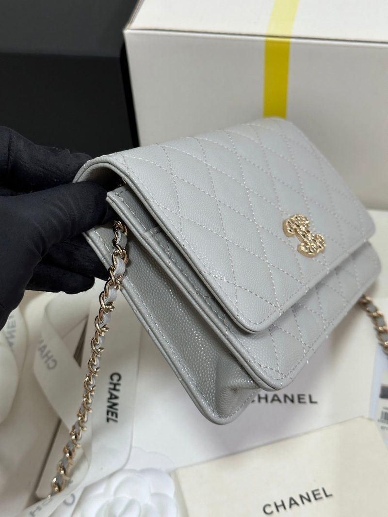 CC 25P Wallet On Chain 19cm Light Gray Cowhide Heart Rhinestone 243598