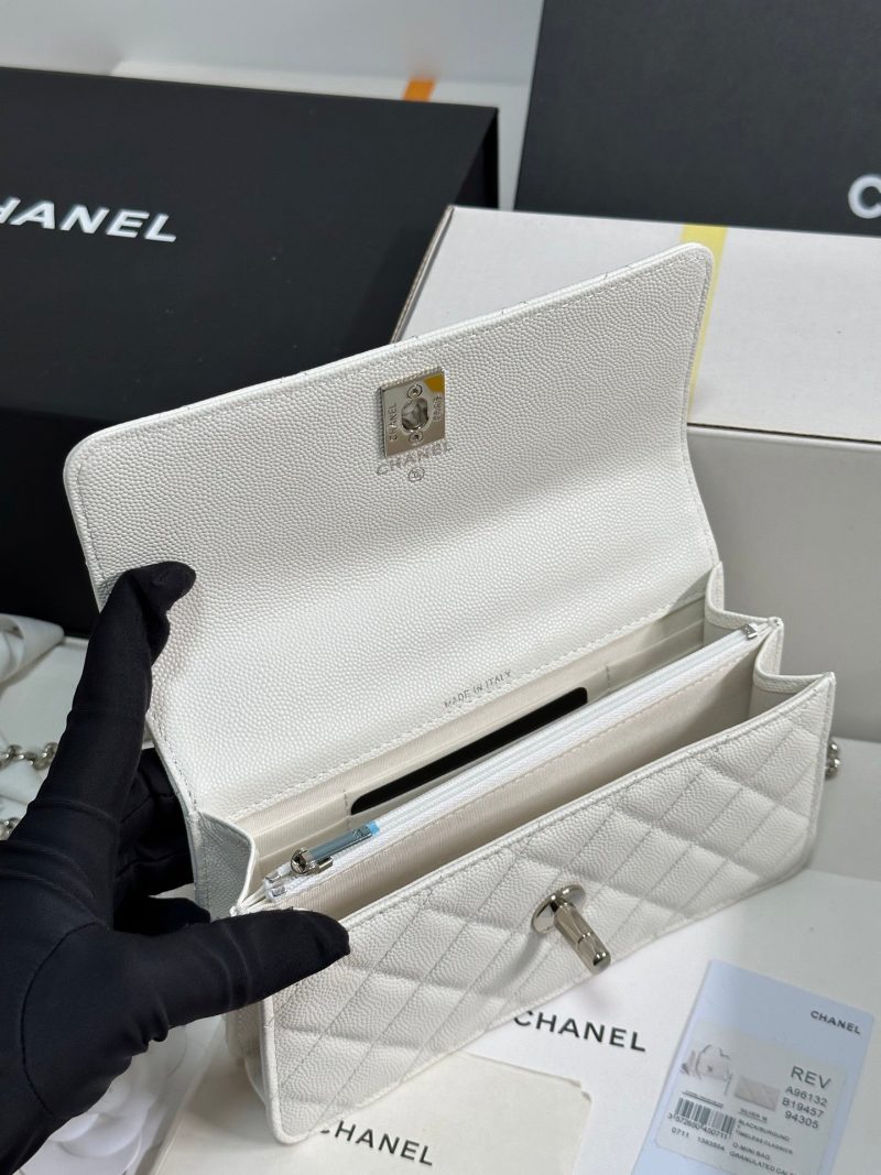 img_b885826e_20250328_i1743135639303_1489_0_7_jpg CC 25P Wallet Woc Handle 17cm White Leather Silver Hardware 243442