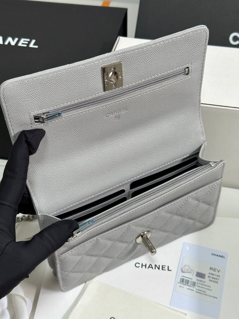 img_b885826e_20250328_i1743136153929_1219_0_6_jpg CC 25P Wallet Woc Handle 19cm Light Gray Leather Silver Hardware 243454