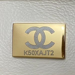 MINI FLAP BAG 19 IN WHITE CALFSKIN DIAMOND LOGO