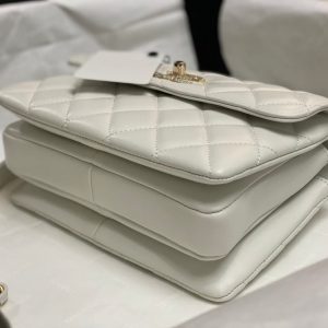 MINI FLAP BAG 19 IN WHITE CALFSKIN DIAMOND LOGO