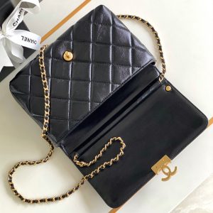 CC MEDIUM 22 FLAP BAG IN BLACK LAMBSKIN GOLD HARDWARE